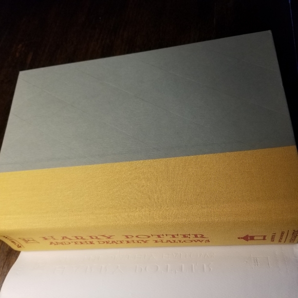 Harry Potter And The Deathly Hallows Hardcover Book J. K. Rowling - Picture 9 of 11